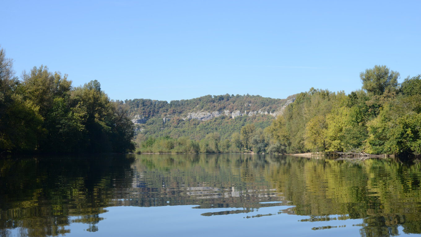 Ausblick vom Kanu auf eine hohe Steinwand