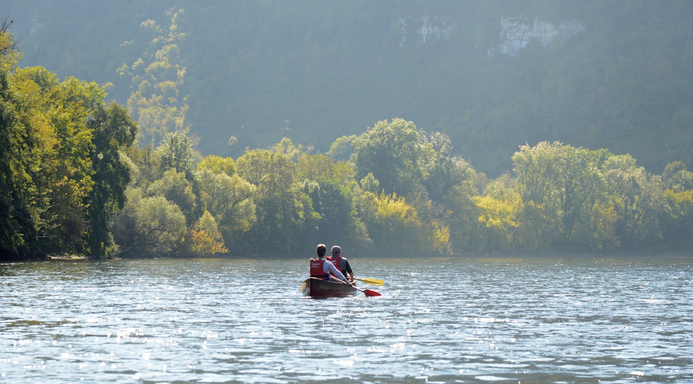 ein Kanu auf dem Wasser