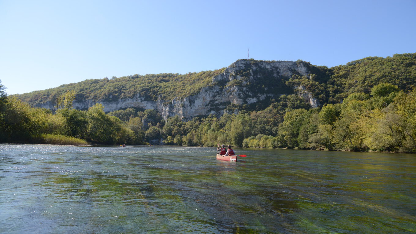 Ein Kanu auf der Dordogne vor einer schönen Landschaft