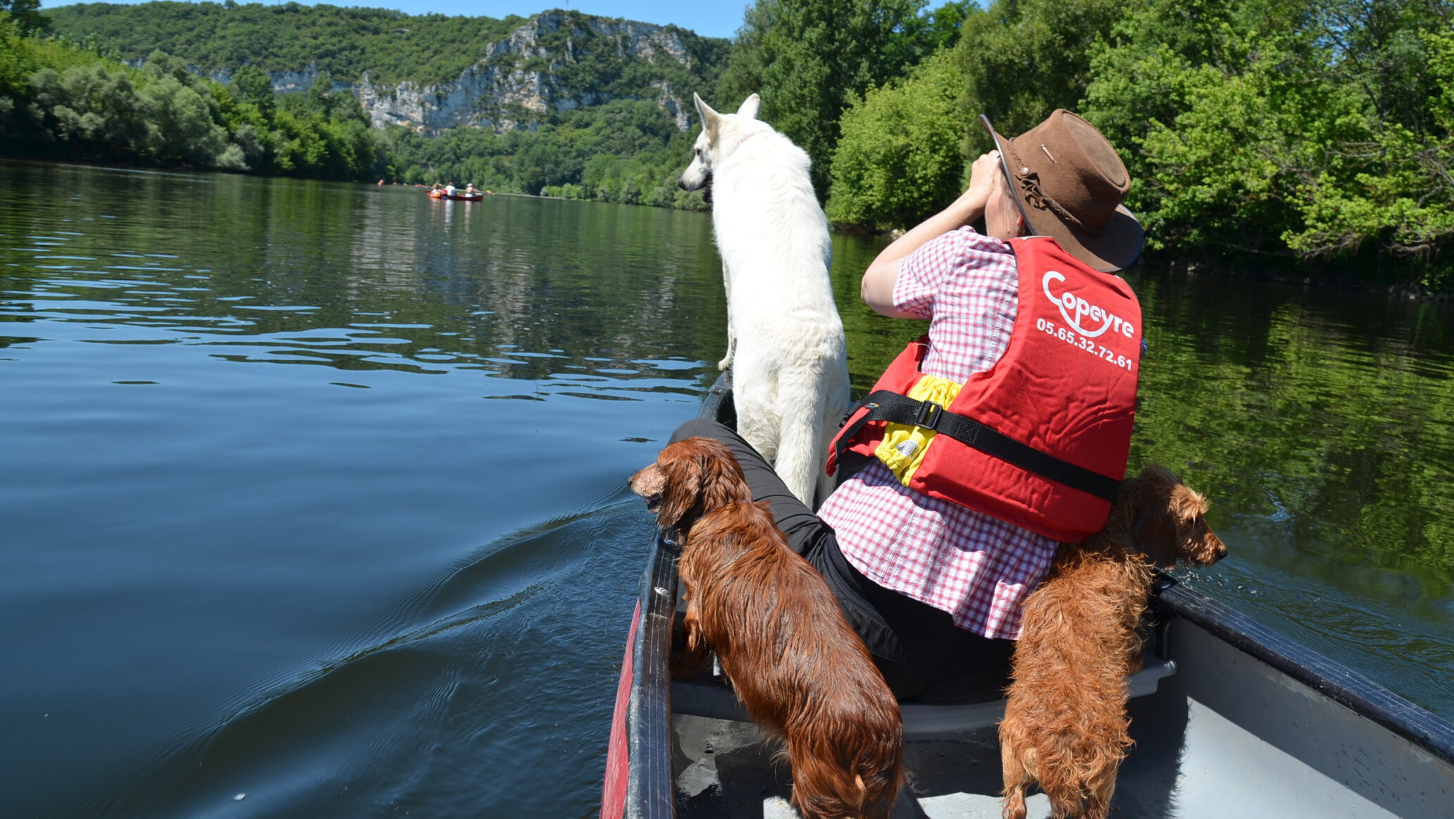 Silke mit 3 Hunden auf dem Boot