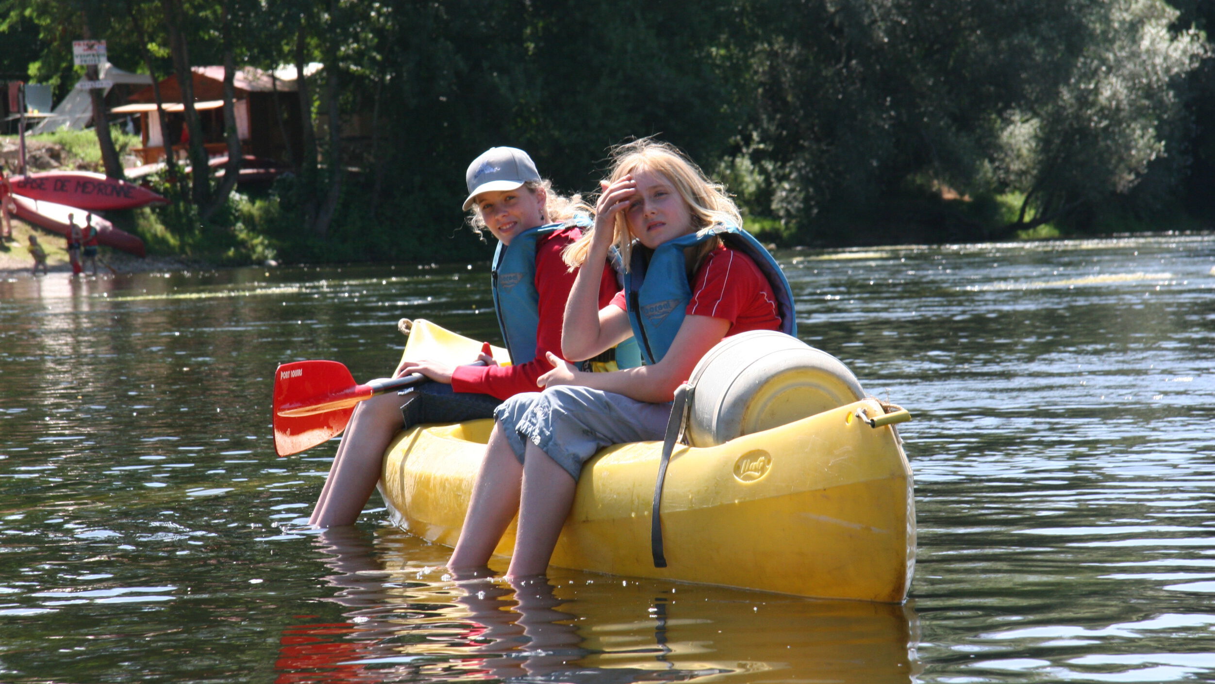 2 Kinder auf einem Boot