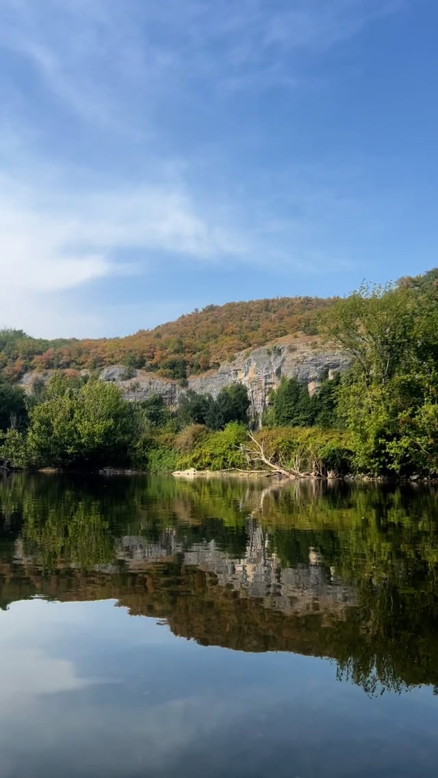 Journée sur la Dordogne! 🚣🏼‍♀️
•
#lecolombié #kanu #kanufahrt #dordogne #wasser #soschön #entspannung #natur #fluss #höhle #urlaubmithund #landselection  #chateaudelatreyne #canoë #lot #kayak #falaise #nature #grotte #copeyre #detente #piquenique #soleil #vacances #occitanie #canoeing #summervibes #holidays #southwest #france