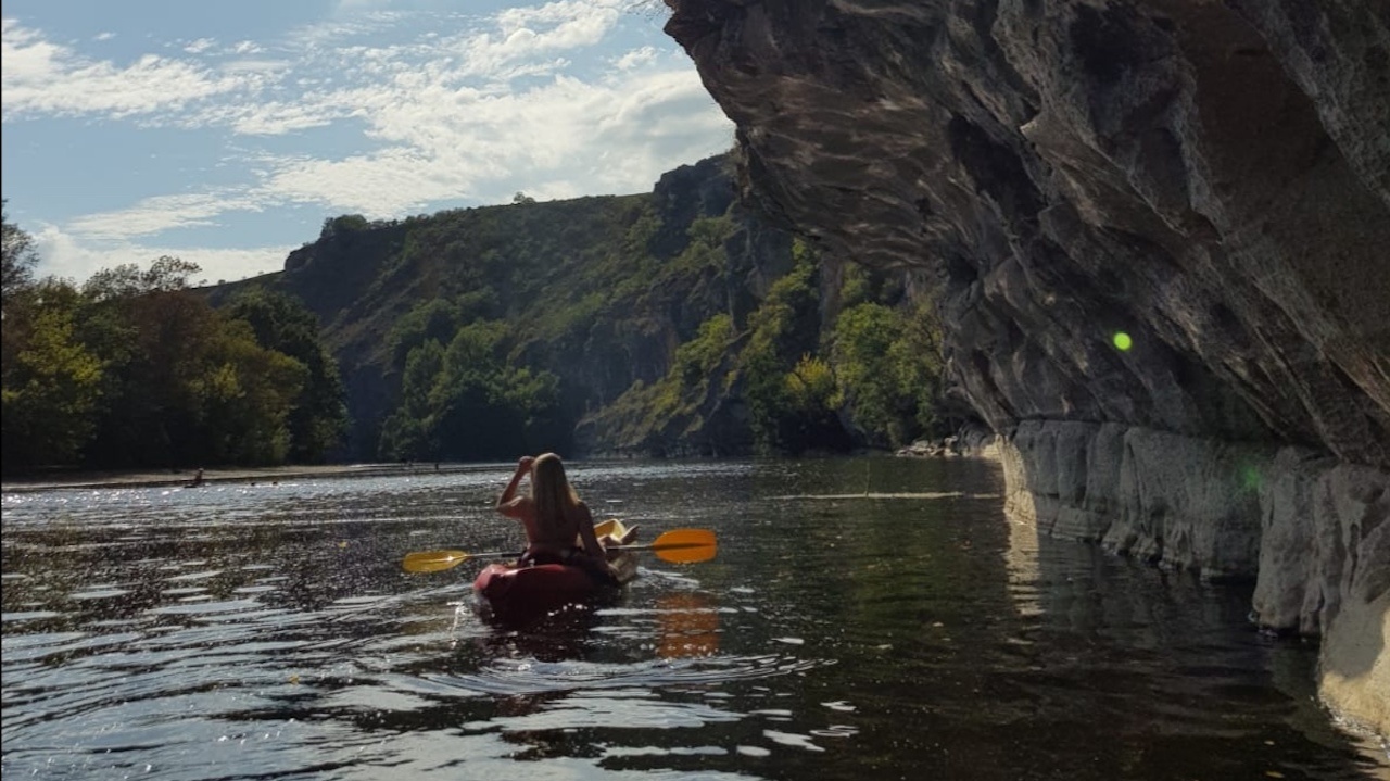 Ein Kayak unter einer Felswand