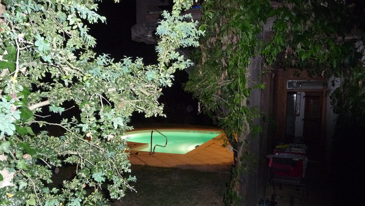 Privater Außenpool mit Liegestühlen – Le Colombié