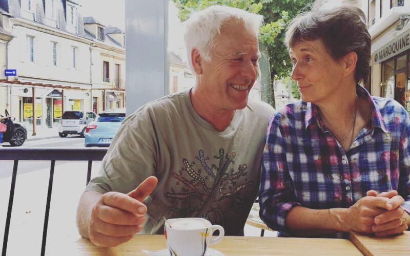 Arne und Silke, die Gastgeber auf dem Hof Le Colombie in Payrac an der Dodogne. Sie sitzen bei einem Kaffee im Ort Gourdon, 20 min entfernt.