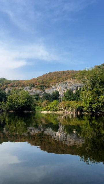 Journée sur la Dordogne! 🚣🏼‍♀️
•
#lecolombié #kanu #kanufahrt #dordogne #wasser #soschön #entspannung #natur #fluss #höhle #urlaubmithund #landselection  #chateaudelatreyne #canoë #lot #kayak #falaise #nature #grotte #copeyre #detente #piquenique #soleil #vacances #occitanie #canoeing #summervibes #holidays #southwest #france