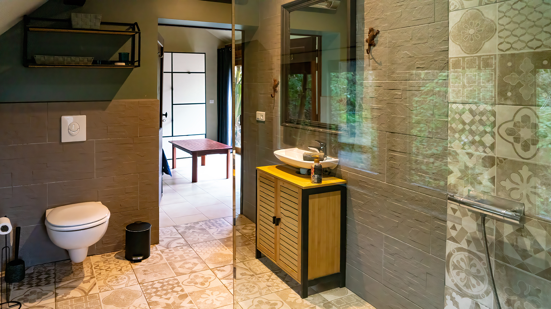 Badezimmer mit ebenerdiger Dusche – Ferienhaus Lot