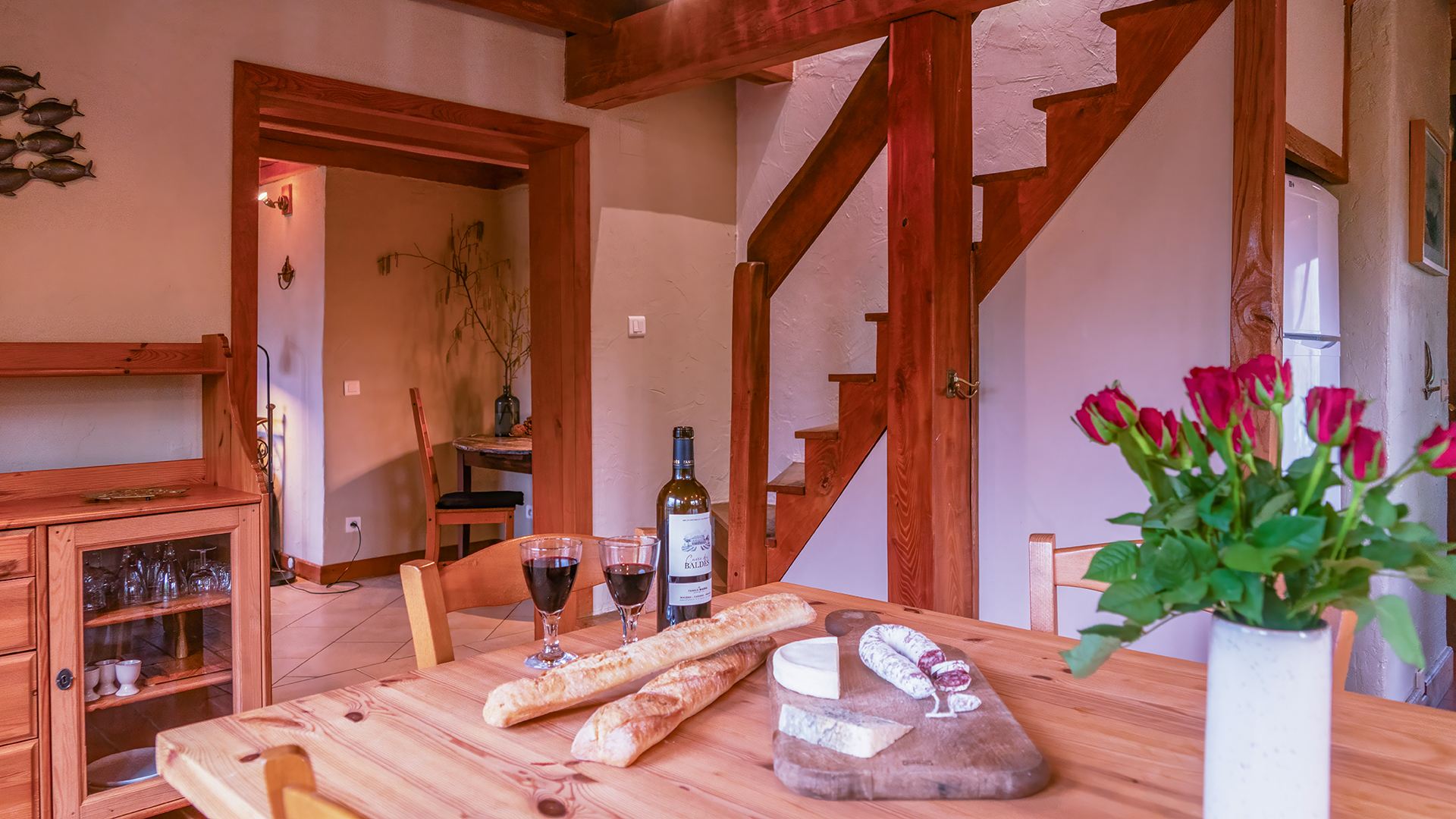 Fischerhaus Essbereich mit Brot und Wein auf dem Tisch