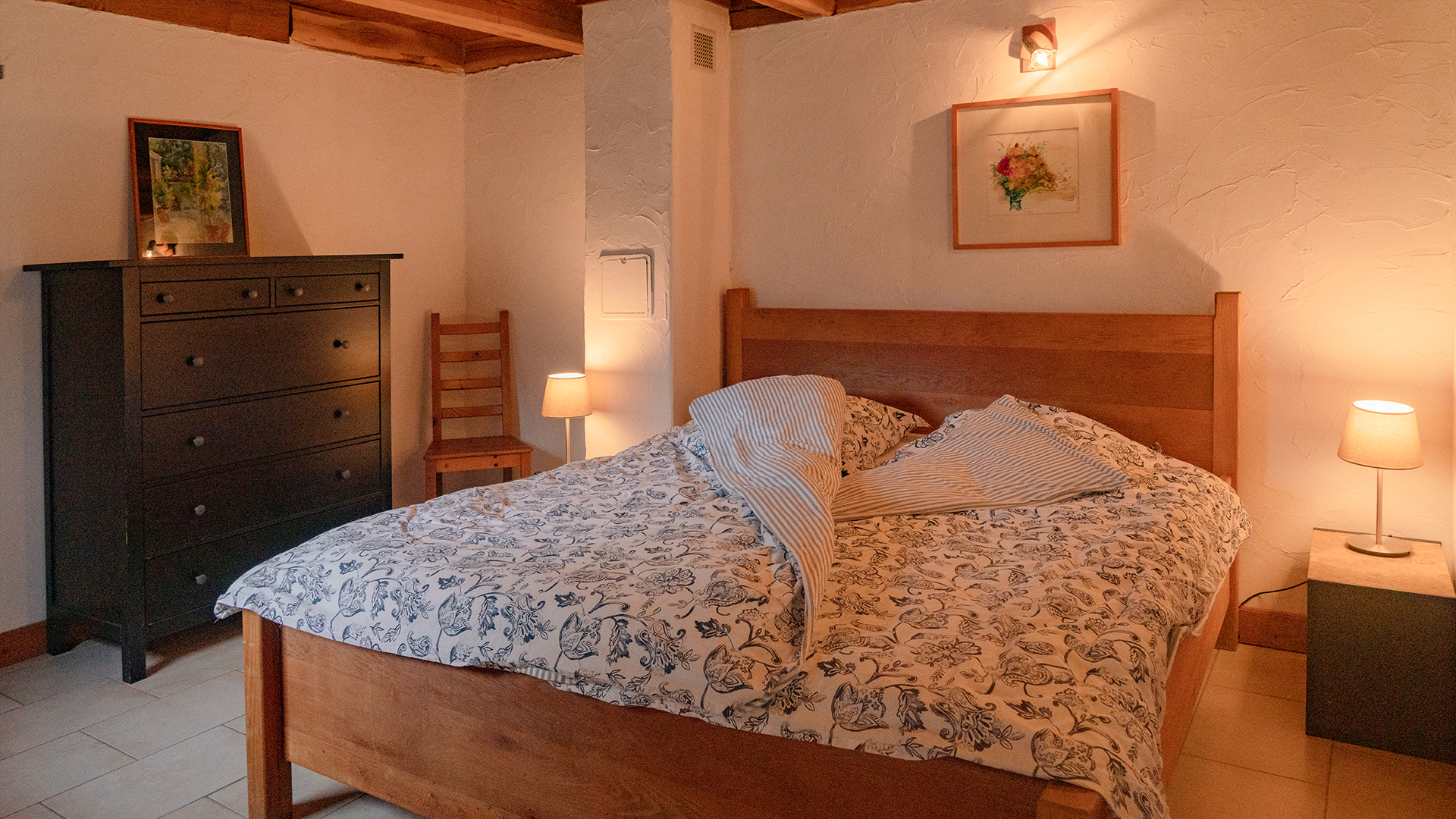 Schlafzimmer im Fischerhaus im Lot mit Doppelbett