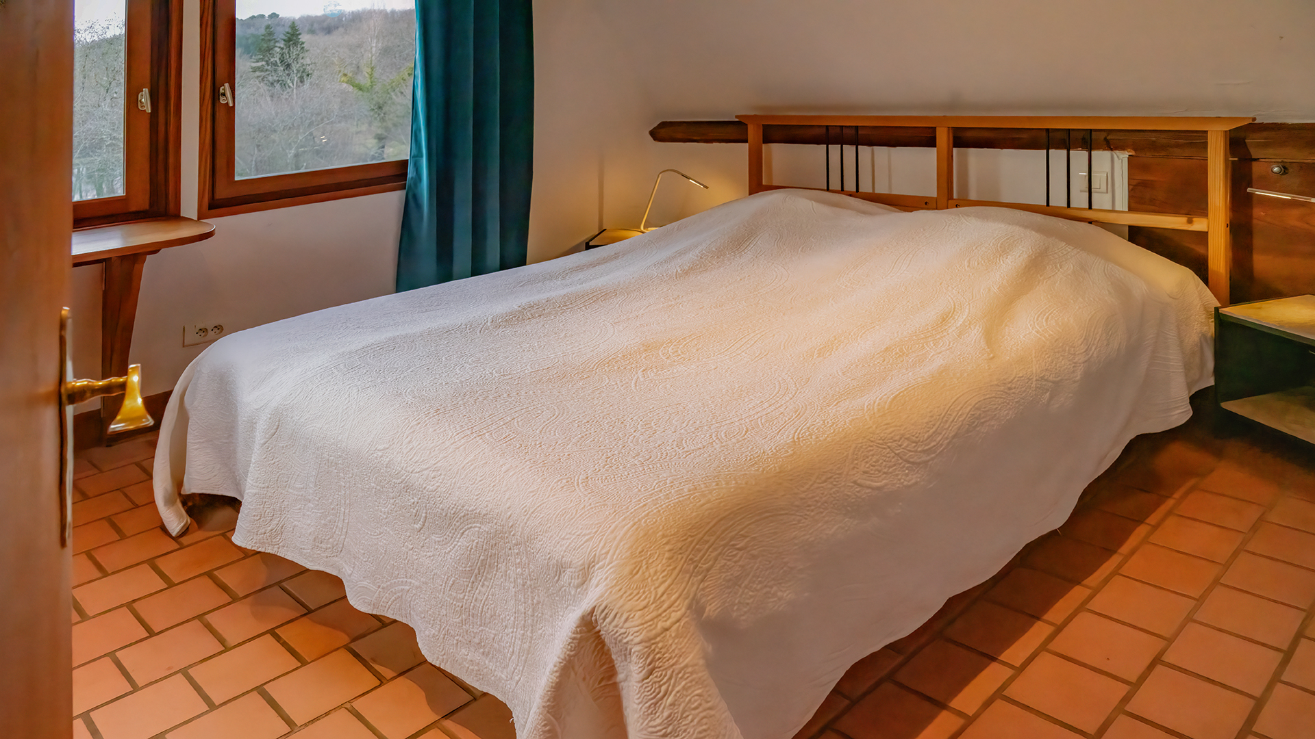 Schlafzimmer mit Blick in den Garten – Fischerhaus Lot