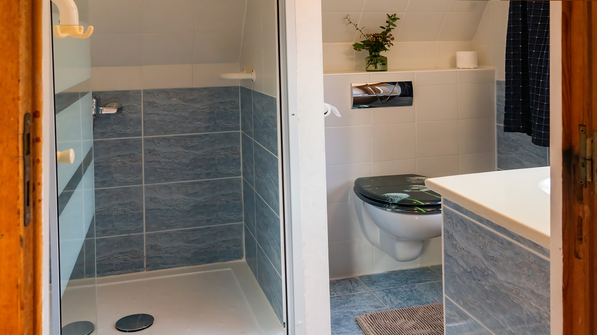 Bad mit WC und Dusche im Fischerhaus Le Colombié