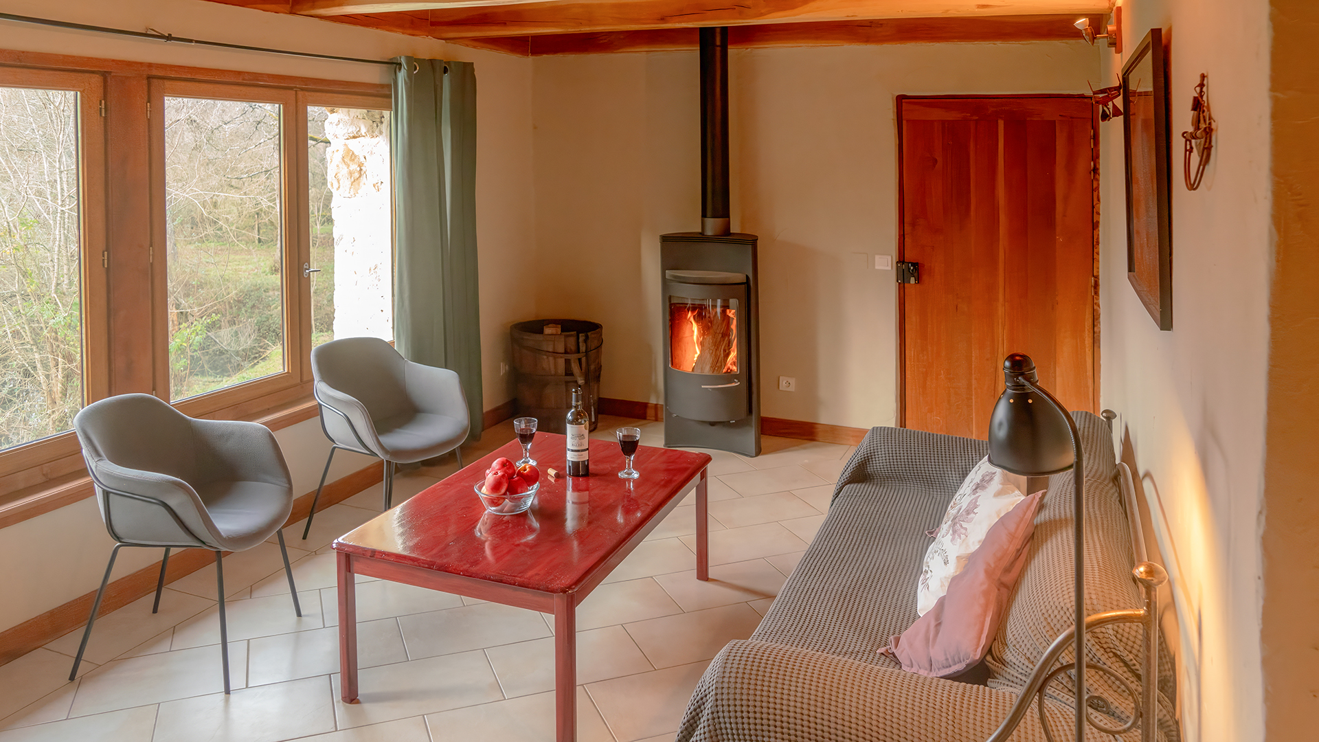 Wohnzimmer mit Kaminofen im Fischerhaus Lot