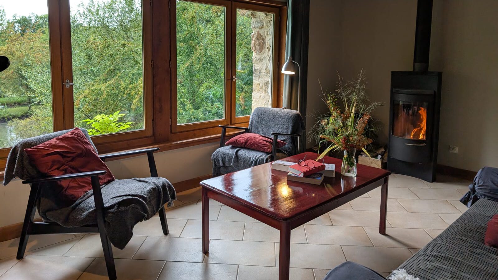 Helles Wohnzimmer im Ferienhaus mit Gartenblick