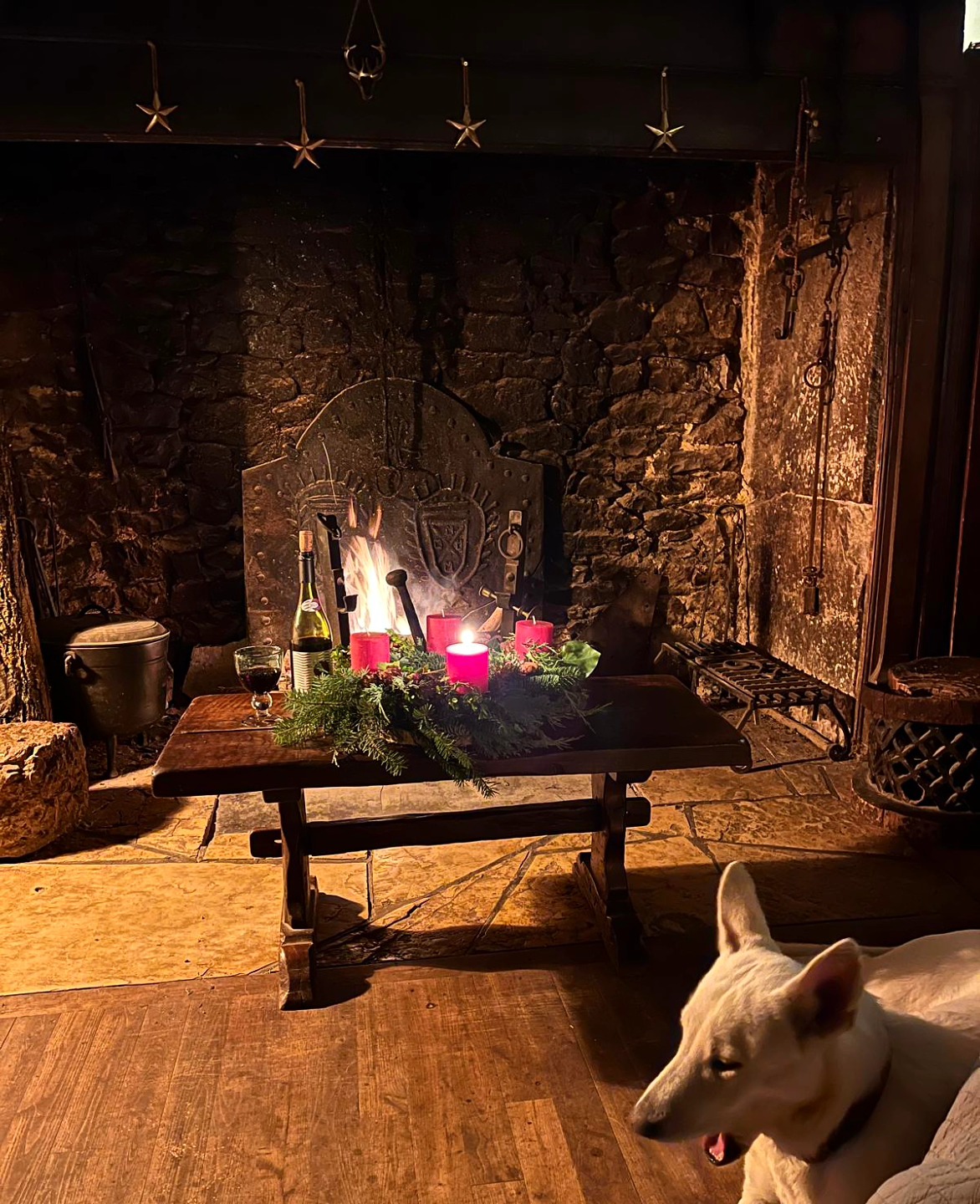 Es ist wieder soweit - das erste Lichtlein brennt.
.
Bon 1er dimanche de l'Avent.🕯
.
.
.
#Yuki #adventszeit #adventskranz #selbstgemacht #kamin #cheminée #noelapproche #vinrouge